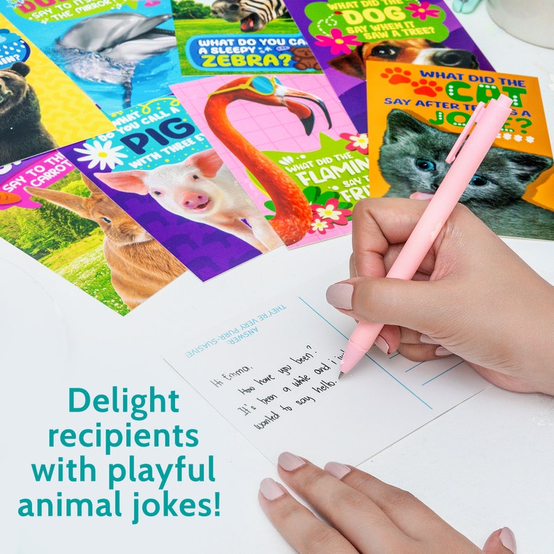 Pu&ograve; includere: Un set di cartoline colorate con barzellette sugli animali. Ogni cartolina presenta un animale diverso e una domanda divertente. Il testo sulle cartoline include "Come si chiama un maiale con tre occhi?" e "Cosa ha detto il cane quando ha visto un albero?"