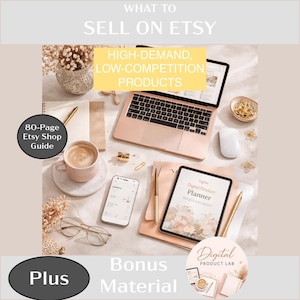 Può includere: Un'impostazione dello spazio di lavoro con un laptop, un tablet e uno smartphone. L'immagine include una tazza di caffè, occhiali e cancelleria. Il testo recita "WHAT TO SELL ON ETSY", "HIGH-DEMAND, LOW-COMPETITION PRODUCTS" e "80-Page Etsy Shop Guide".