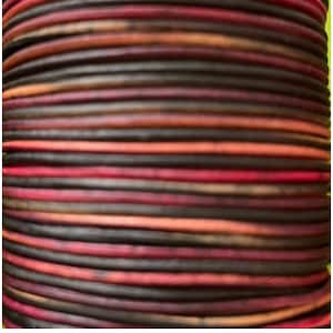 Puede incluir: Primer plano de tres carretes de cordón de cuero. Los cordones son multicolores con tonos de marrón, rojo, naranja, amarillo, verde y negro. Los cordones están dispuestos en una pila, con la parte superior de cada carrete visible.