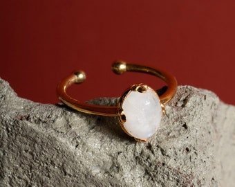 Cabochon Moonstone Silver Minimal Ring, Moonstone Tiny Ring, Real Moonstone Ring, Rainbow Moonstone, White Gemstone Ring, Minimalist Jewelry