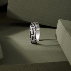 Adjustable Maze Model Silver Ring A unique design featuring a labyrinth pattern perfect for adding a touch of intrigue and style any outfit.