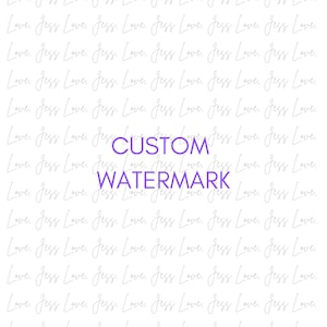 Könnte beinhalten: Ein weißer Hintergrund mit den Worten "Love. Jess Love", die in einem Muster wiederholt werden. Die Worte "CUSTOM WATERMARK" stehen in lilafarbener Schrift in der Mitte des Bildes.
