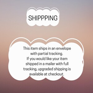 以下が含まれることがあります： 画像には、白い雲の形をしたテキストボックスに「SHIPPPING」という単語が表示されています。その下に、より大きな白い雲の形をしたテキストボックスがあり、部分的な追跡やアップグレードオプションなど、配送に関する情報が含まれています。