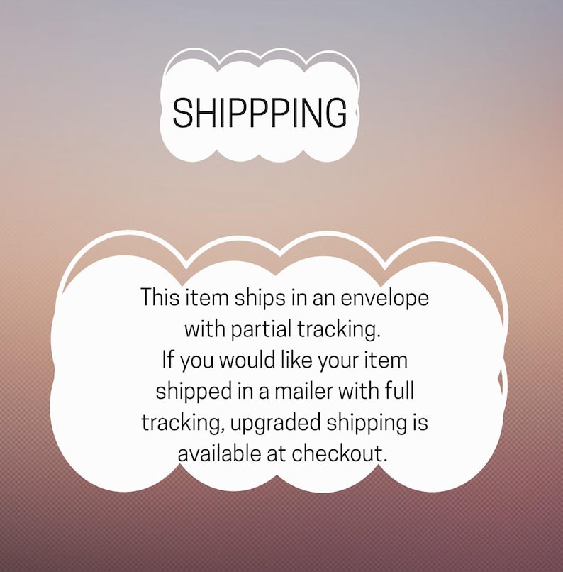以下が含まれることがあります： 画像には、白い雲の形をしたテキストボックスに「SHIPPPING」という単語が表示されています。その下に、より大きな白い雲の形をしたテキストボックスがあり、部分的な追跡やアップグレードオプションなど、配送に関する情報が含まれています。