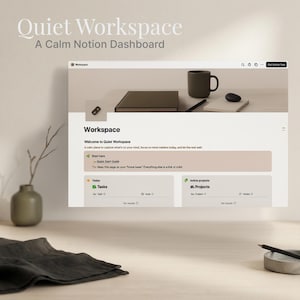 以下が含まれることがあります： 「Quiet Workspace」と「A Calm Notion Dashboard」のテキストが表示されたデジタルワークスペースダッシュボード。 ワークスペースには、マグカップ、ノート、ペン、小さな装飾用の石が含まれています。 前景には枝の入った花瓶と濃い色の布があります。