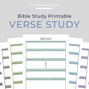 Op de afbeelding: Printbare Bijbelstudie-werkblad met een groen, blauw, grijs en paars kleurenschema. Het werkblad heeft secties voor vers, passage, samenvatting, trefwoorden, gerelateerde schriftplaatsen, context en toepassing.
