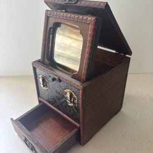 Kleiner, tragbarer Vintage-Schminktisch aus geschnitztem Holz mit Spiegel und Schublade – handgefertigte Schmuckschatulle