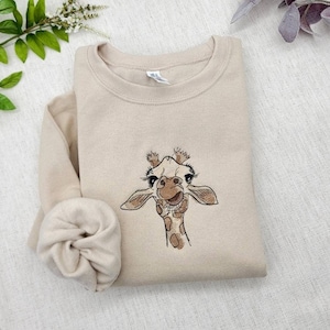 Giraffe Sweatshirt,Embroidered Sweatshirt / Crewneck/Trendy Crewneck Sweatshirt/Giraffe lovers Sweatshirt