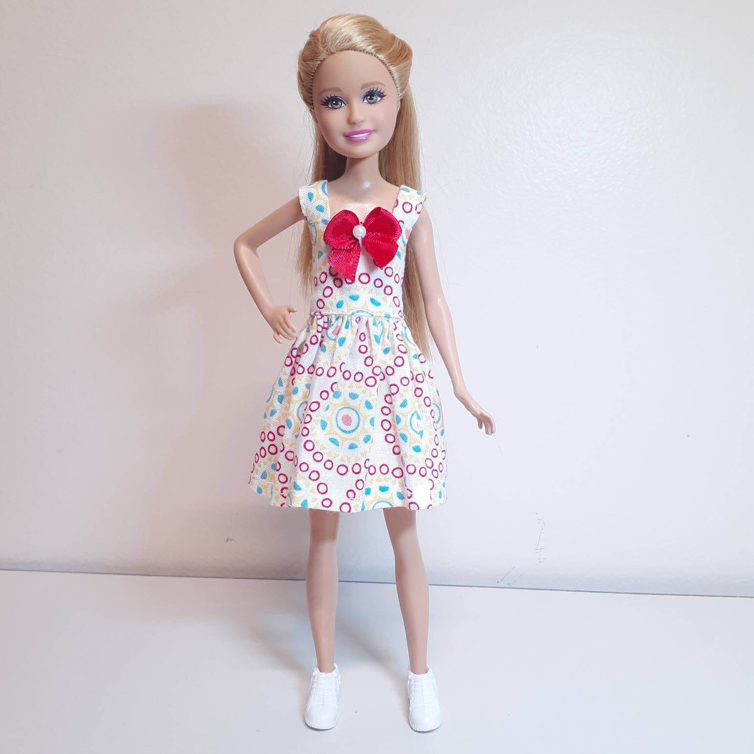 Roupa para Barbie Curvy vestido com bolsa chapéu e sapatilha