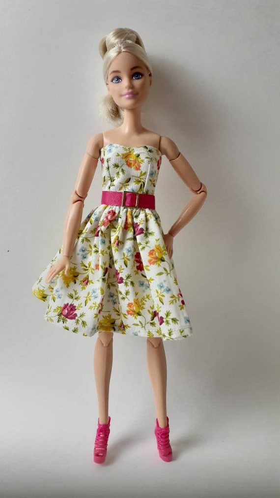 Poupée Barbie Fille Avec Une Robe Rose