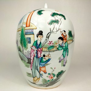 Antique Chinese ginger jar decorated with a garden scene // Republic Period (1912-1949)