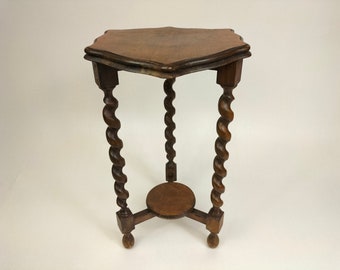 Vintage handmade wooden barley twist side table with hexagonal top // Belgium - Mid 20th century