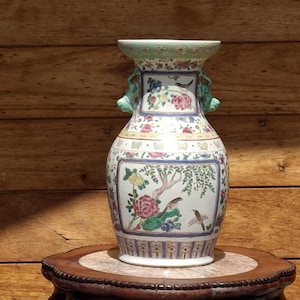 Chinese famille rose vase decorated with birds and flowers // 20th century