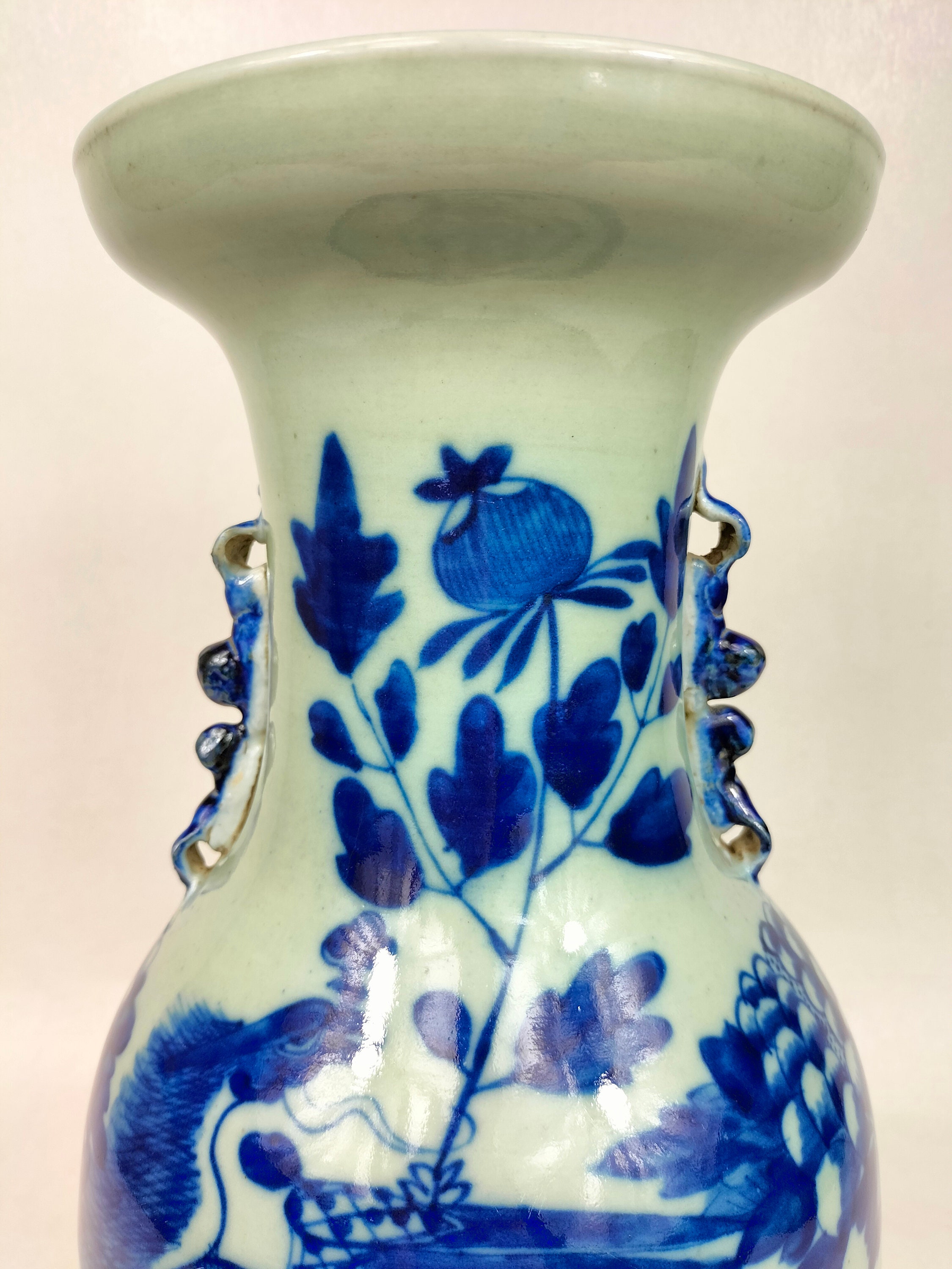 鳥と花が描かれたアンティーク中国青磁の花瓶 // 清朝 - 19 世紀