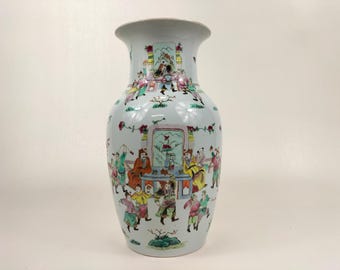 Chinese famille rose vase decorated with an Imperial scene // Jingdezhen - 20th century