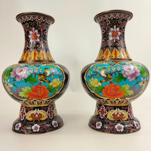 Pareja de jarrones cloisonné chinos antiguos con pájaros y flores // Periodo de la República (1912-1949)