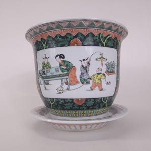 Vintage Chinese 'famille noire' flower pot decorated with garden scenes // Mid 20th century