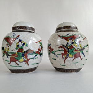 Set of 2 Chinese Nanking ginger jars decorated with warrior scenes // Mid 20th century