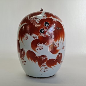 Antique Chinese ginger jar decorated with red foo dogs // Republic period (1912-1949)