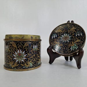 Antique Chinese cloisonne lidded box decorated with lotuses // Republic period (1912-1949)
