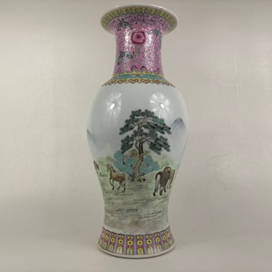 Chinese famille rose vaas met een decoratie van paarden // jingdezhen - 20e eeuw