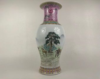 Chinese famille rose vase decorated with horses // Jingdezhen - 20th century