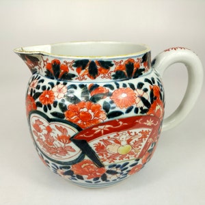 Large antique Japanese imari pitcher decorated with floral motifs // Meiji Period - 19th century