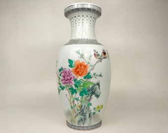 Chinese famille rose vase decorated with birds and flowers // Jingdezhen - Qianlong mark - 20th century