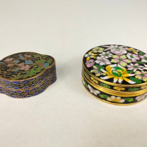 A set of 2 Chinese cloisonne lidded jewelry boxes decorated with flowers // 20th century