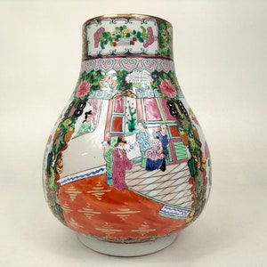 Chinese canton rose medallion HU vase decorated with figures // 20th century