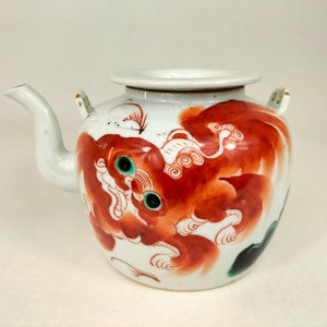 Antique chinese teapot decorated with foo dogs // Republic Period (1912-1949)