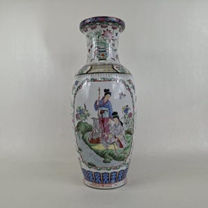 Chinese famille rose vase decorated with a garden scene // 20th century