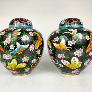 Pair of Chinese cloisonne ginger jar decorated with butterflies // 20th century