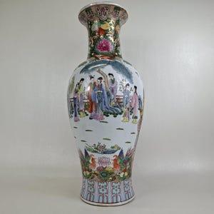 Large Chinese famille rose vase decorated with a garden scene // 20th century