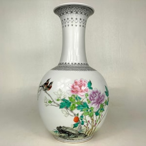 Vintage Chinese bottle vase decorated with flowers // Jingdezhen - 20th century