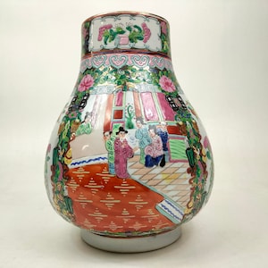 Chinese canton rose medallion HU vase decorated with figures // 20th century