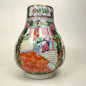 Chinese canton rose medallion HU vase decorated with figures // 20th century