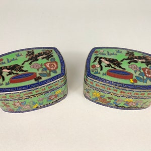 Pair of Chinese cloisonne lidded boxes decorated with dogs and floral motifs // Republic Period (1912-1949)