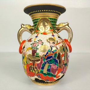 Antique Japanese satsuma vase decorated with figures and flowers // Japan - Early 20th century