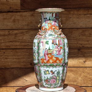 Chinese canton rose medallion vase decorated with Imperial scenes // 20th century