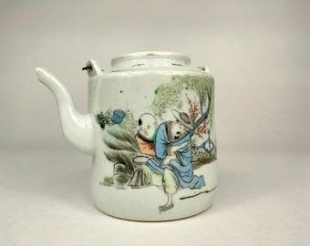 Antique Chinese teapot decorated with figures // Republic Period (1912-1949)