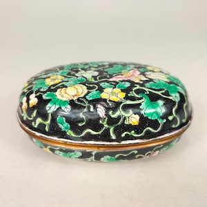 Chinese canton enamel lidded box decorated with butterflies and flowers // Mid 20th century