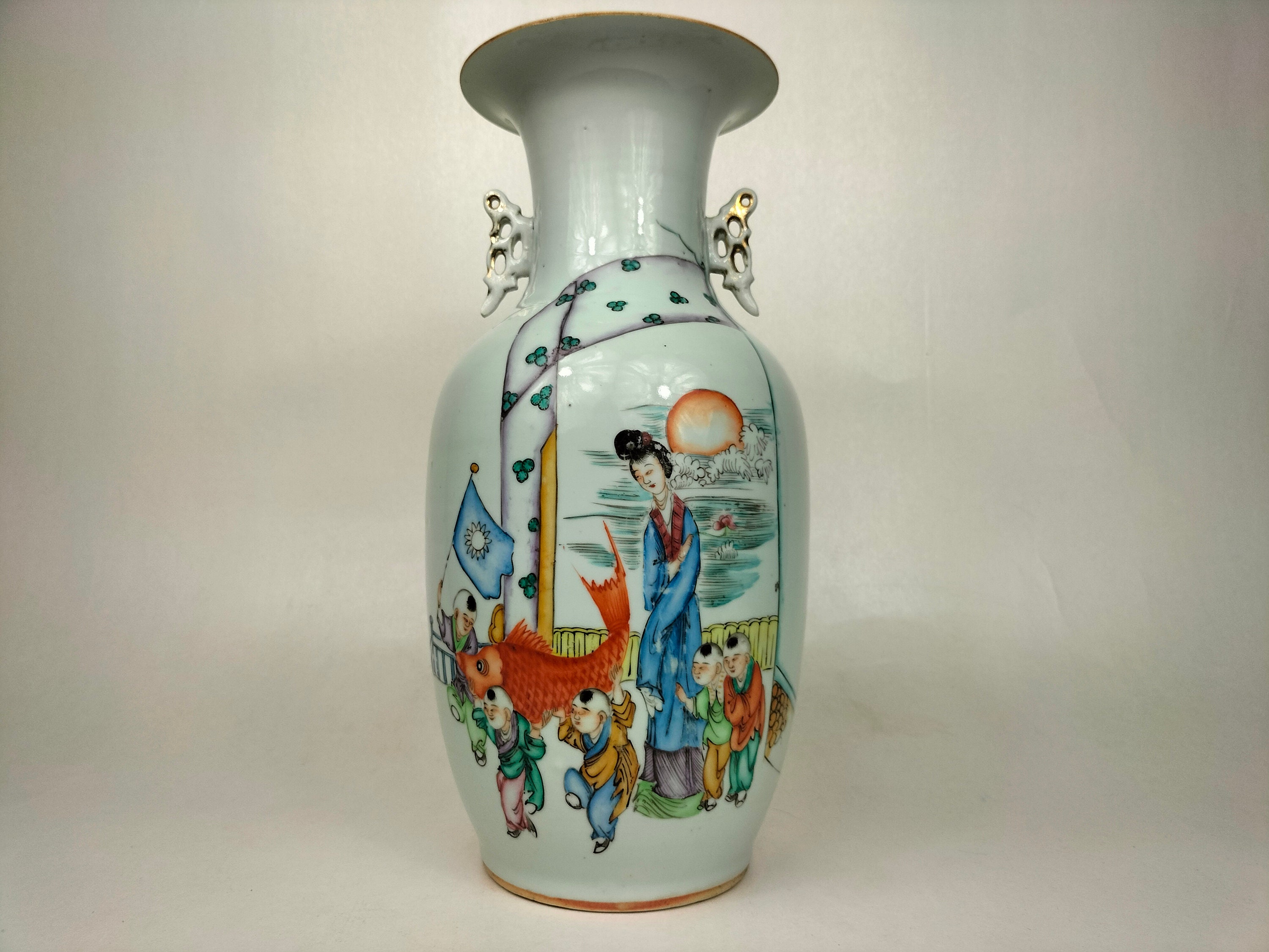 vase chinois ancien aux enfants qui jouent et koi // période république | 1912-1949