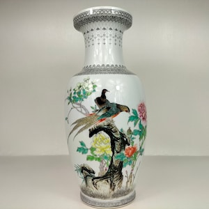 Chinese famille rose vase decorated with peacocks and flowers // Jingdezhen - 20th century