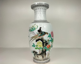 Chinese famille rose vase decorated with peacocks and flowers // Jingdezhen - 20th century