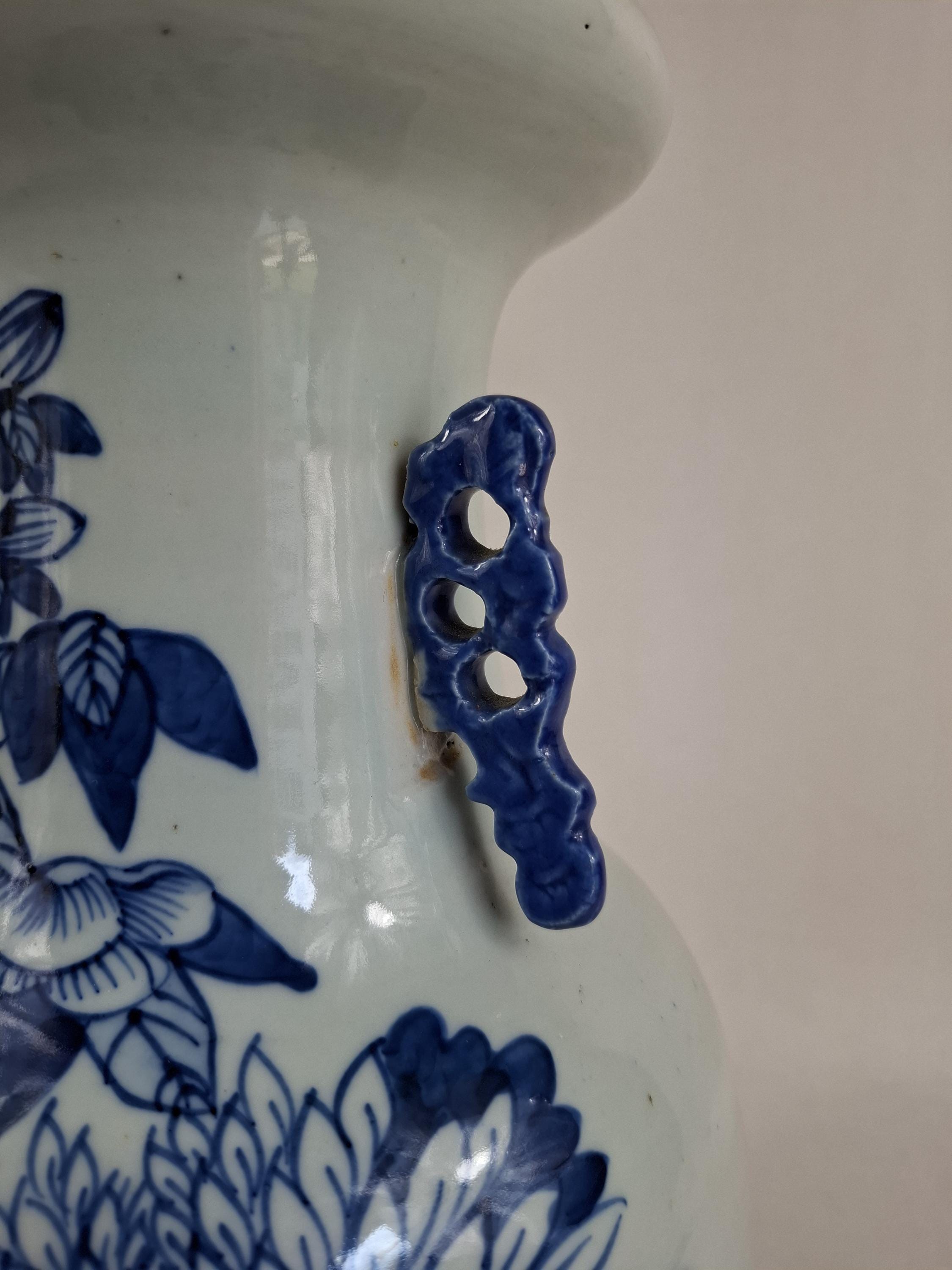 鳥と花が描かれた中国のアンティーク花瓶 // 青と白 - 清朝 - 19世紀