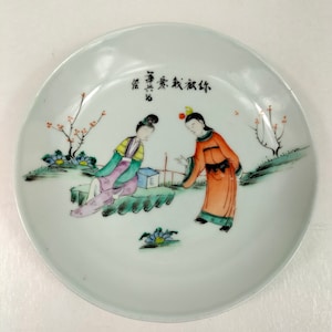 Antiker chinesischer Teller verziert mit einer Gartenszene // Republic Period (1912-1949)