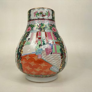 Chinese canton rose medallion HU vase decorated with figures // 20th century