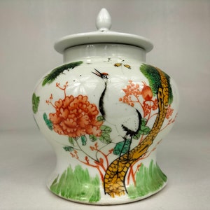 Antieke Chinese dekselpot met kraanvogel en bloemen // Republieke Periode (1912-1949)