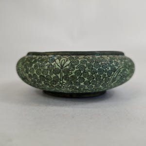 Antique Chinese cloisonne bowl decorated with flower motifs // Republic period (1912-1949)